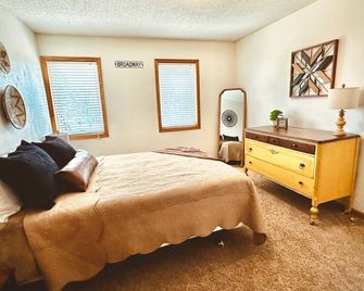 Broadway 310! Perfectly located in the center of Iron Range Activities. - Gilbert - Bedroom