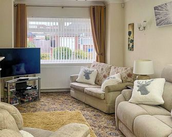 3 bedroom accommodation in Thornton-Cleveleys - Thornton-Cleveleys - Living room