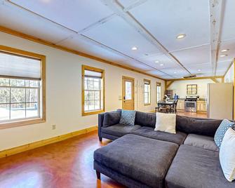 Traveler's Hideaway, Unit B - Ellsworth - Living room