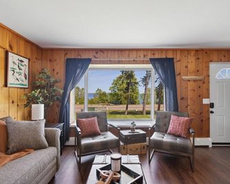Bay Inn of Petoskey - Petoskey - Living room