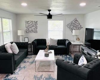 The Bungalow Getaway - Zephyrhills - Living room