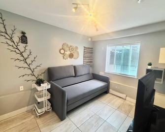 Private Laneway Retreat - Vancouver - Living room