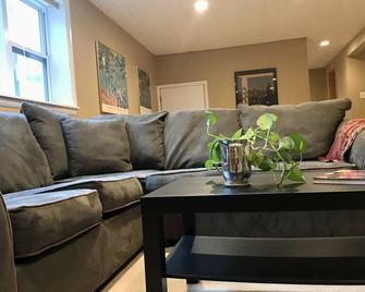 On Metro. Minutes from DC! Huge, new reno’d apartment. Walk to shops, eateries! - Falls Church