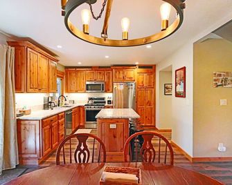 Thompson's Landing-3 bedroom, 2.5 bath-Remodeled with great views from deck - Tahoe City - Kitchen