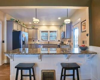 Beautiful Bungalow On 7th No Cleaning Fee - McMinnville - Kitchen
