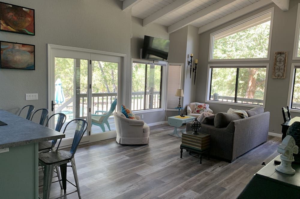 Living room view of Creekside Cabin Under the Sycamores