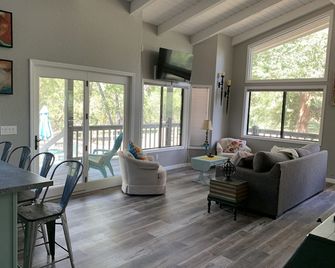 Creekside Cabin Under the Sycamores - Rimrock - Living room