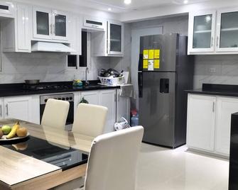 Apartamento , Bonito y Elegante, Cerca de Grandes Centros Comerciales Y Ocios - Santo Domingo Este - Kitchen