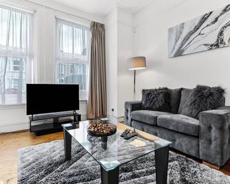 City Escape: Sleek And Comfy 3 Br House - London - Living room