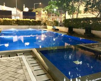 Pleasant Tifolia Studio Cozy Room In Kelapa Gading - ג'קרטה - בריכה