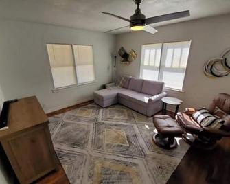 Little Blue House - cozy & walkable to downtown - Artesia