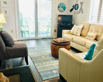 COME L@@K!! Beautiful condo across the street from the ocean!!! - Garden City Beach - Living room