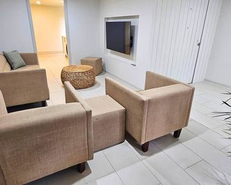 Margate Sea-Esta - Bargain Rates - Walk to beach - Margate - Living room