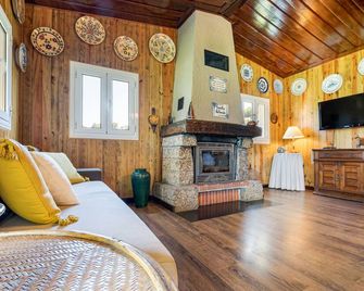 Chalé da Caniçada: Piscina y Vistas Deslumbrantes en el Parque Peneda-Gerês - Geres - Wohnzimmer
