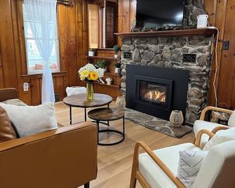 Cabin Love at the Lake - Coventry - Living room
