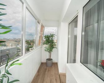 Panoramic Apartment with public Parking TPARK paid by us in Timisoara - Timișoara - Balcon