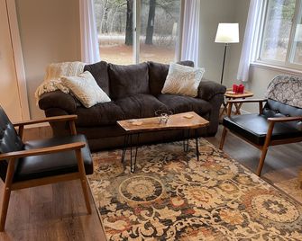 Quiet and Peaceful Retreat -Nr Redhawk Golf Course - East Tawas - Living room