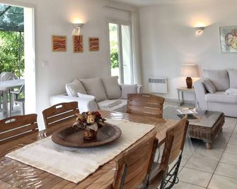 Homerez - Relaxing Villa in Solaro with Private Pool and Garden - Solaro - Essbereich