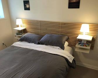 Suite By The Beach in Character Home - 30 day minimum - Victoria - Bedroom
