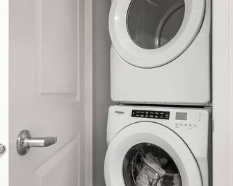 Private 2BR suite near Seton, 2 queens, laundry - De Winton - Laverie