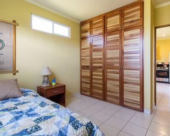 2-bedroom apartment in charming Cuidad Colon with WiFi. - Colón - Habitación