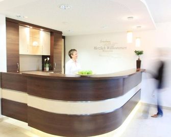 Klozbücher - Das Landhotel - Ellwangen - Recepción