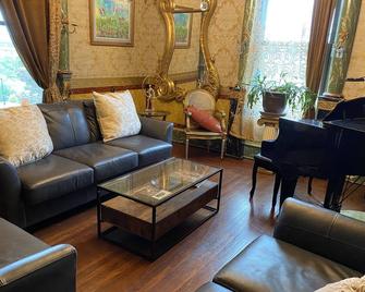 Your Opulent Retreat in an Historic Estate with Modern Comforts - Scranton - Living room
