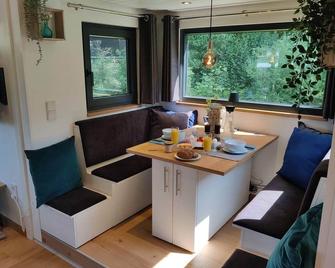 Cozy Tiny House with large terrace directly on the lake. Barbecue and kayaks included - Salzhemmendorf - Comedor