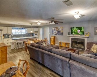 Quiet and comfortable home with lots of space outside. - Concan - Sala de estar
