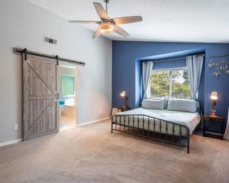 Spacious house in Elk Grove, perfect for your stay! - Elk Grove - Slaapkamer
