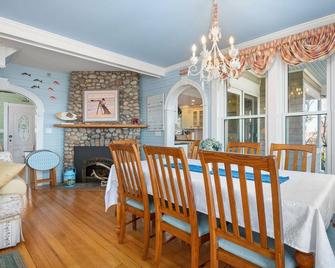 Oceanfront home on Sagamore Beach with panoramic views of Cape Cod Bay, sleeps 10 - Sagamore - Restaurant