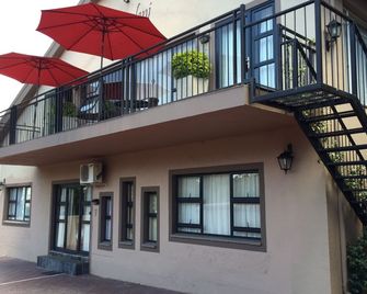 Pumleni Guesthouse - Hartbeespoort - Gebäude