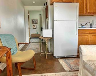 Quaint Charm at 2210: Your Idyllic Retreat! - Billings - Living room