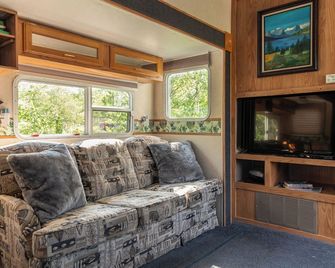 Glacier Vista - 30’ Glamping Trailer near Glacier Park. Paradise in the forest. - Babb - Living room