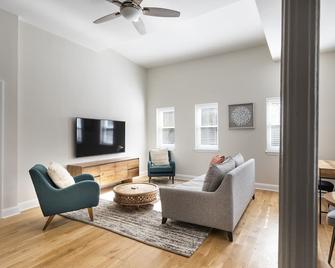 Deedee's Mansion on Wayne - Jersey City - Living room