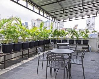 RedDoorz Plus near Plaza Indonesia - Jakarta - Balcony