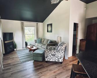 Stay at this comfortable loft at St. Albans Bay! - Saint Albans - Living room