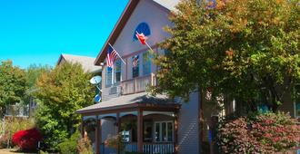 Anchorage Inn - South Burlington - Building