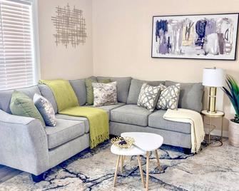 Spacious 1 Bedroom Home, 9 Minutes to VT & I-81 - Christiansburg - Living room