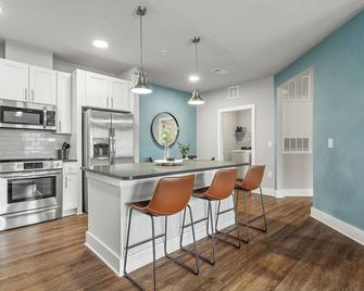Resort Pool! Game-Room! Free Parking! Fitness Center! - Savannah - Kitchen