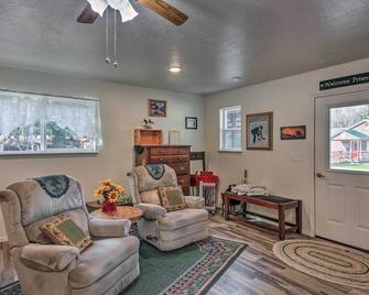 Pet-Friendly Libby Cottage with Mountain Views! - Libby - Living room