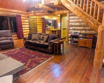 A Serene Lake Front Cabin Minutes from West Glacier National Park - Columbia Falls - Huiskamer