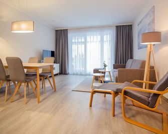 Dünenpark Binz - Komfort Ferienwohnung mit 1 Schlafzimmer und Balkon im Obergeschoss 158 - Binz - Wohnzimmer