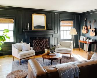 Open For Vt Graduation 2025! Steps To Lane & Vt 6 Bed Historic Home - Blacksburg - Living room
