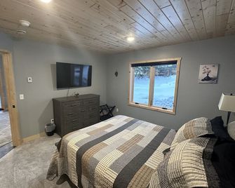 The Meadows Inn - Two Bedroom House, Sleeps 4 - Grand Marais - Bedroom