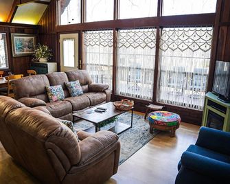 Enchanting Lake View chalet with ramp access - Pine Mountain - Living room