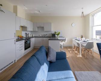 Apartment 5, Isabella House, Aparthotel, By Rentmyhouse - Hereford - Kitchen