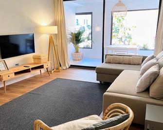 Charming ground floor 200m beach and train - Sant Pol de Mar - Living room