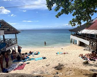 Neptune Diving Resort Moalboal - Moalboal - Playa