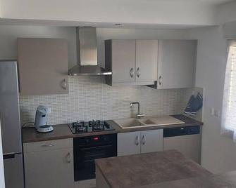 Appartement T3 Dans une Maison Individuelle - Montréal-la-Cluse - Kitchen